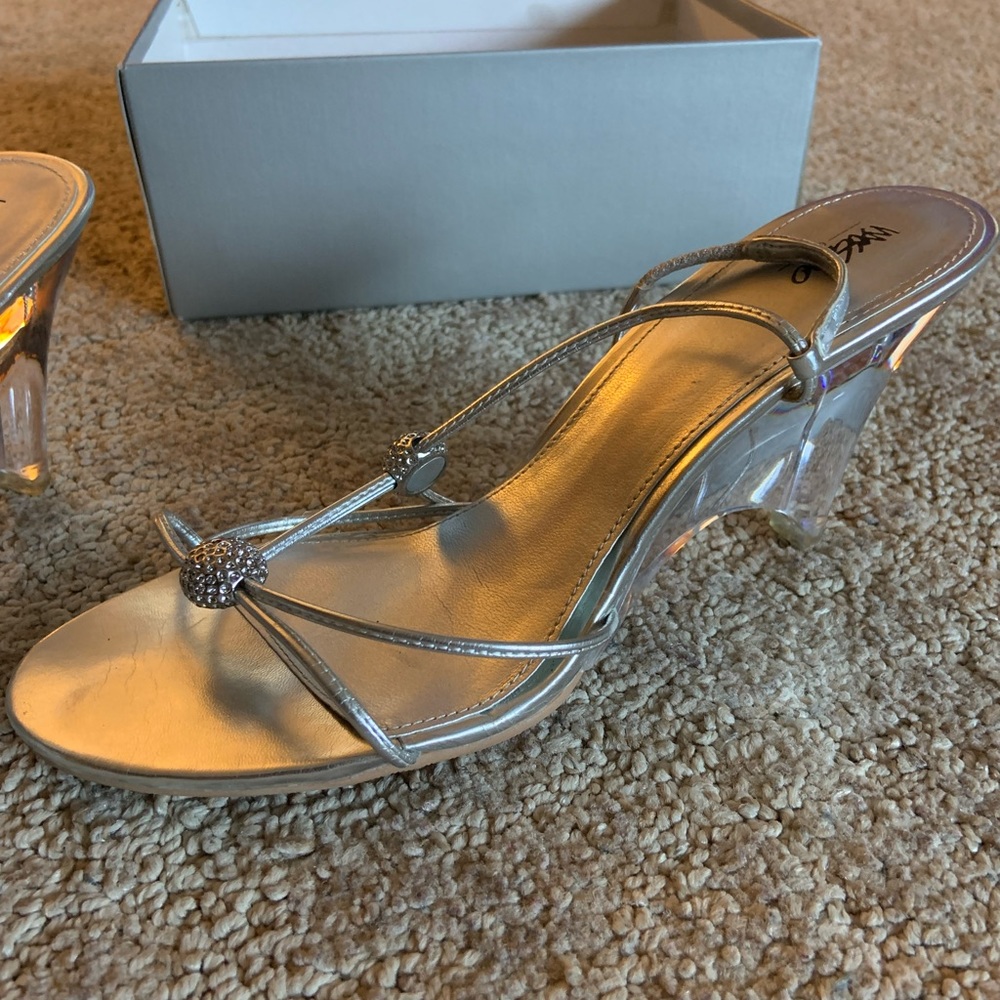 silver heels - Picture 3 of 3